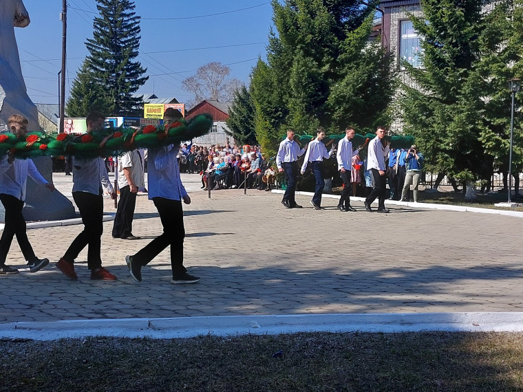 Поселковый митинг, посвященный Дню Победы.