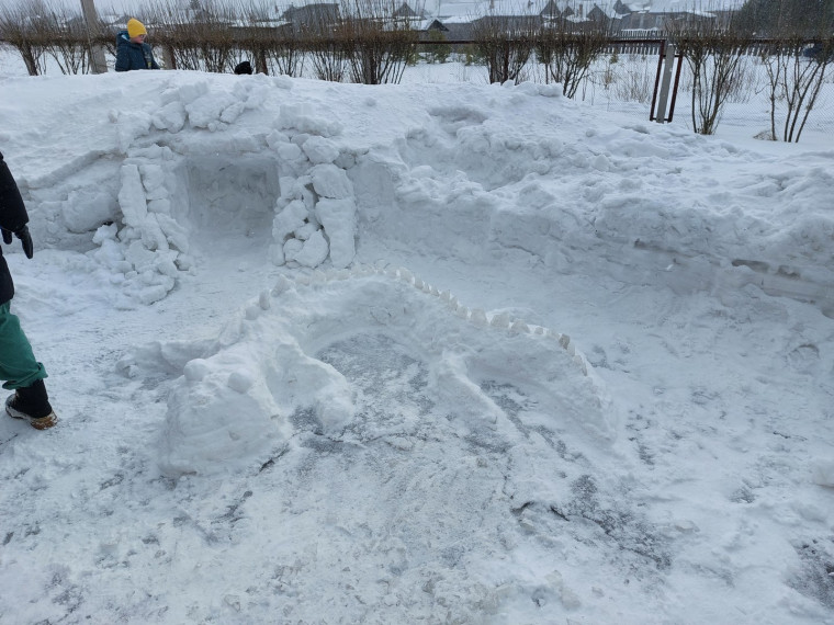 Школьный конкурс снежных скульптур «Снежные фантазии».
